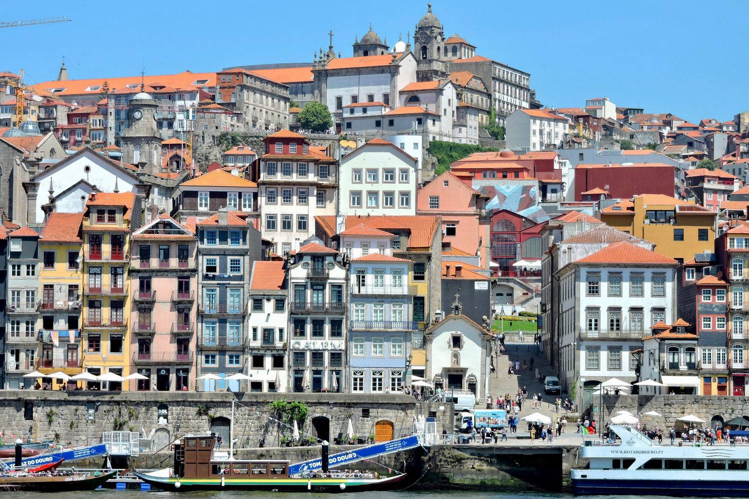 Zona histórica da Ribeira ao longo do rio Douro, no Porto