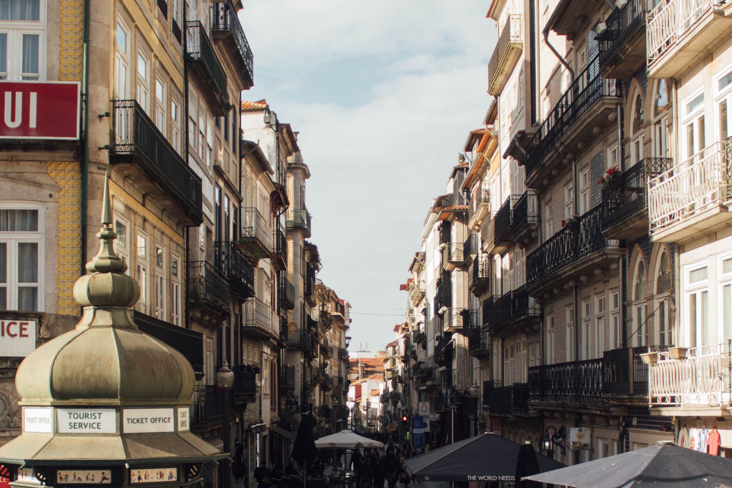 Rua pitoresca do Porto com arquitetura histórica e vida urbana