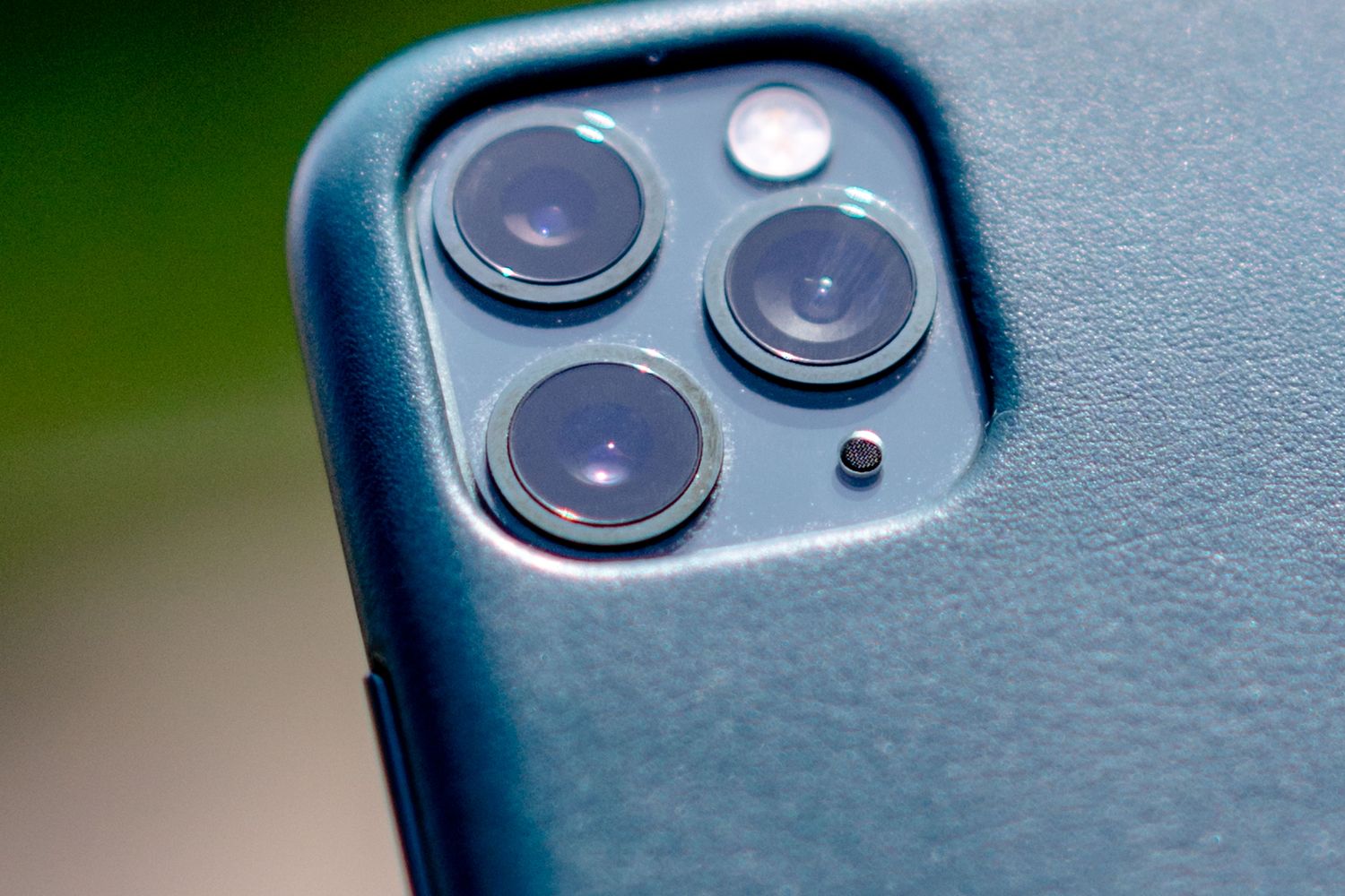 Conjunto de lentes da câmara traseira de um smartphone moderno em grande plano