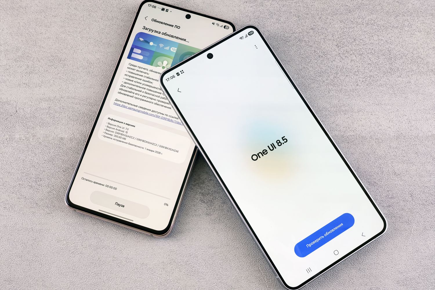 Dois telemóveis a mostrar o ecrã de atualização de software do sistema