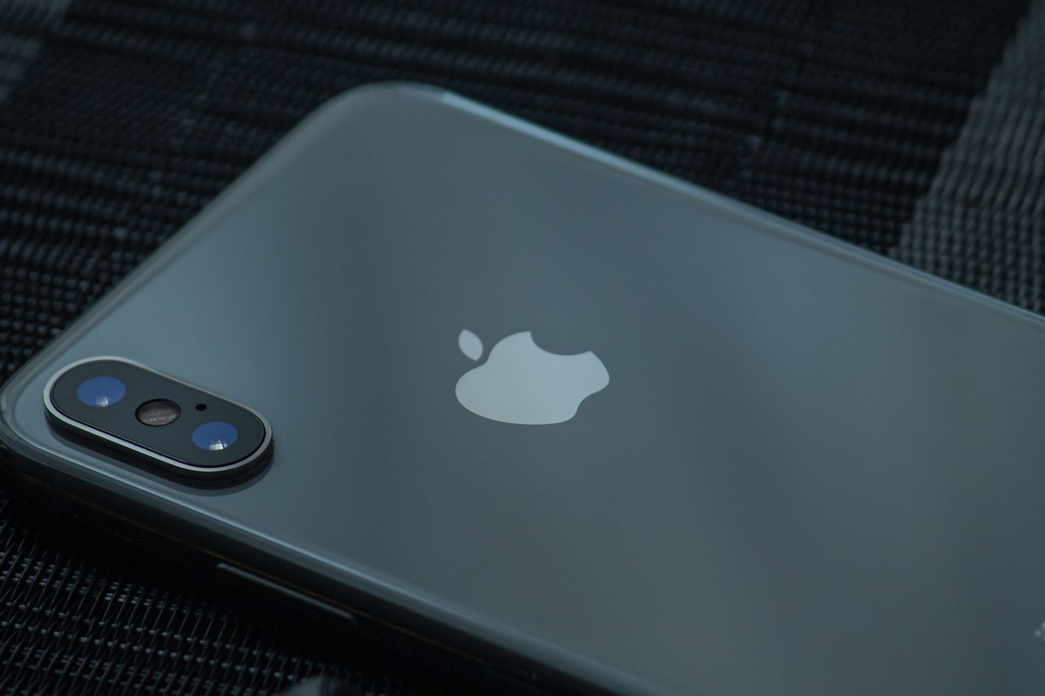 Traseira de um smartphone impecável após reparação, com acabamento limpo