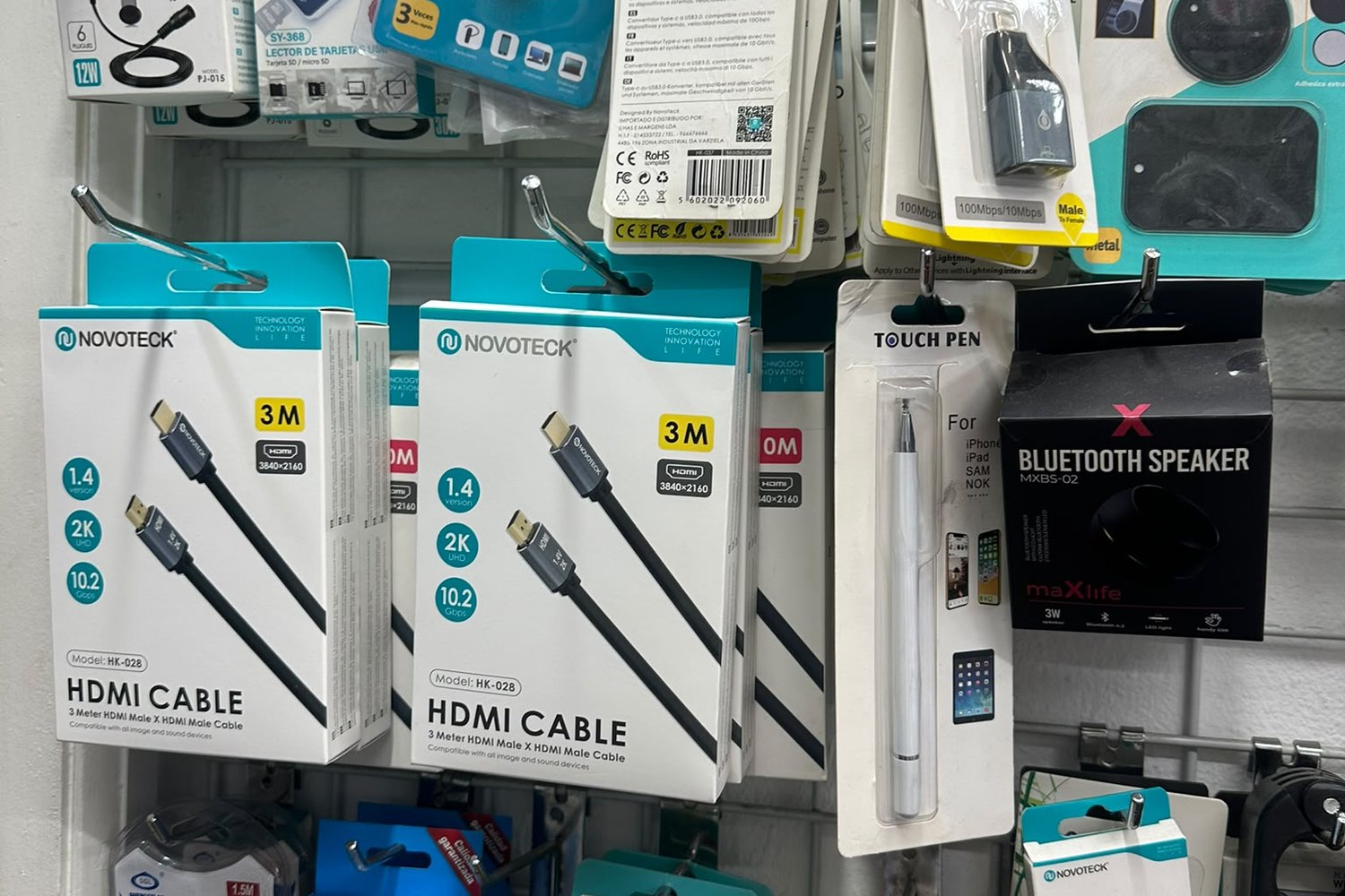 Cabos HDMI, adaptadores e acessórios de conectividade expostos na loja