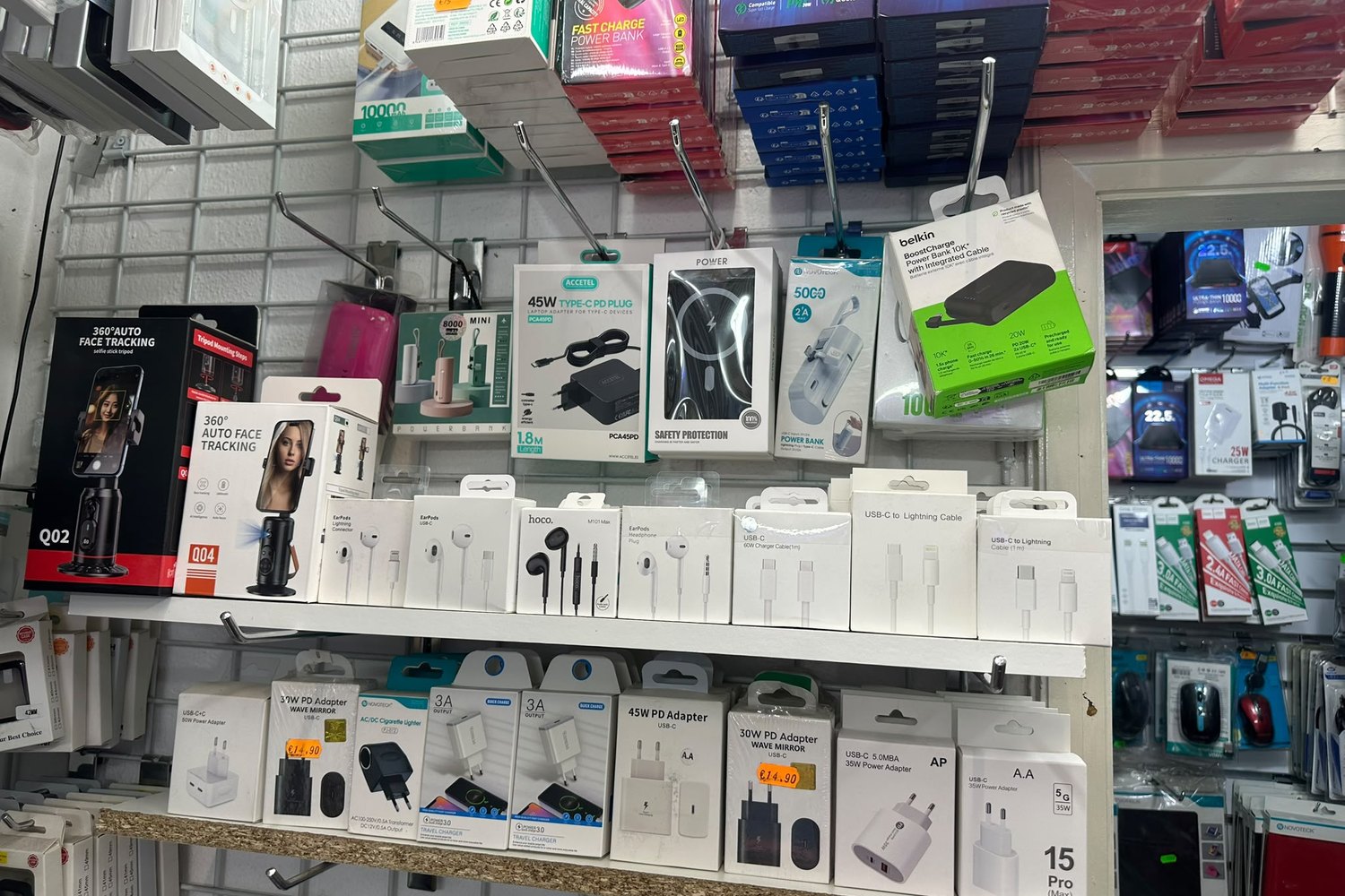 Auriculares com fio e sem fios expostos ao balcão da loja