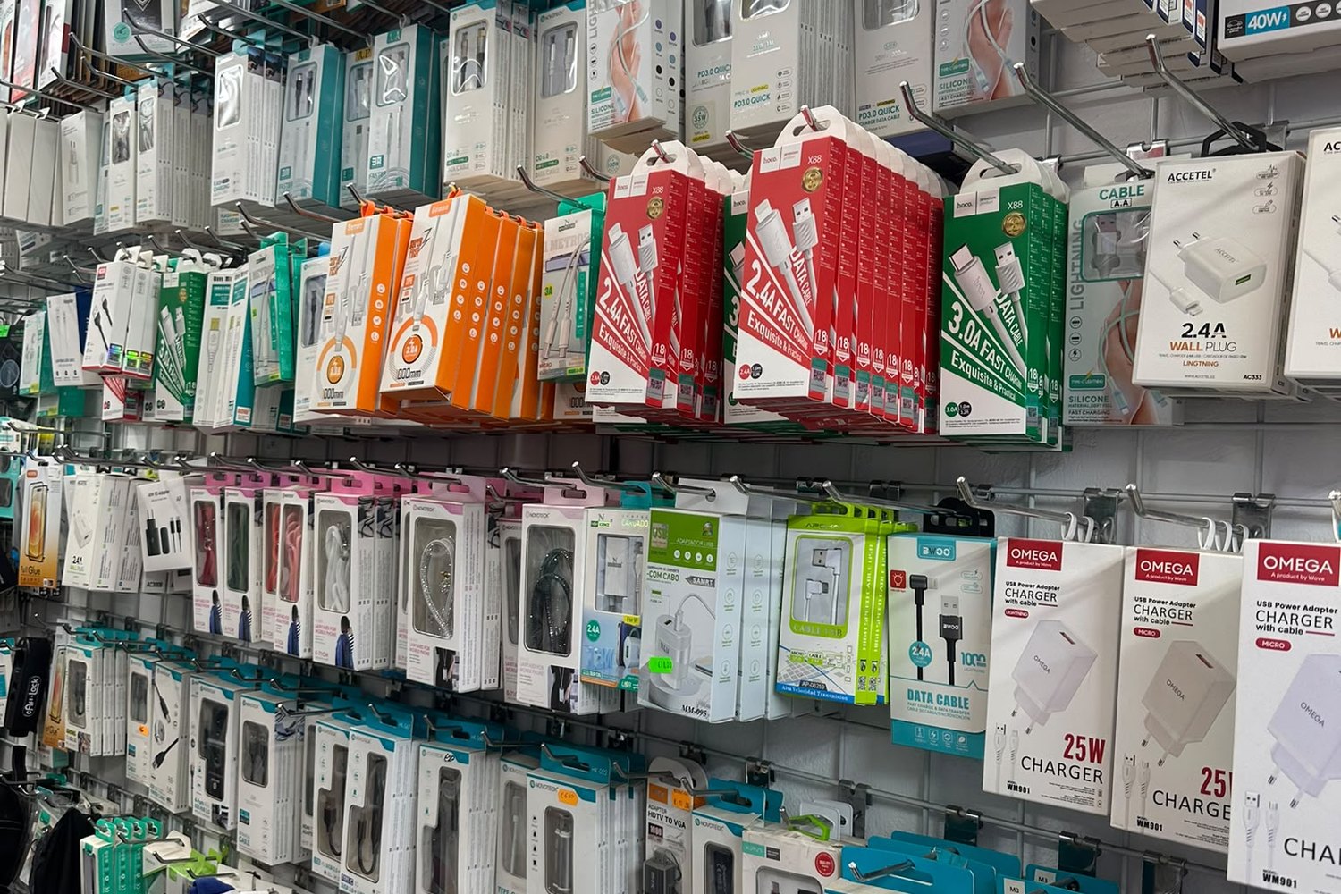 Parede de capas e acessórios na loja Mobile Telecom Porto, na Rua da Alegria