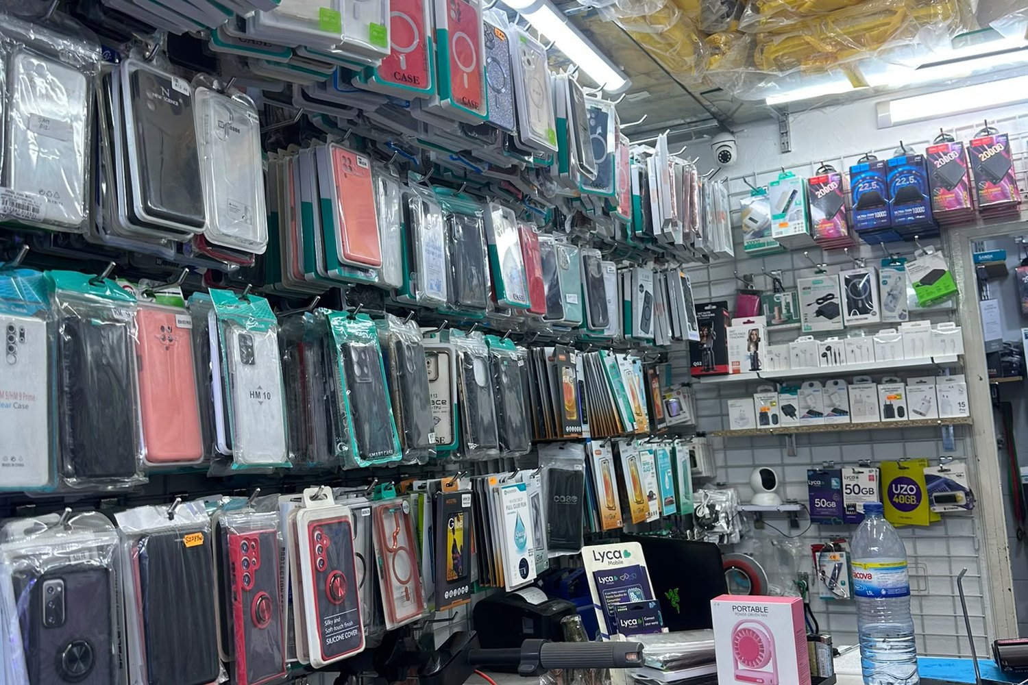 Interior da loja Mobile Telecom Porto com capas e acessórios expostos até ao teto