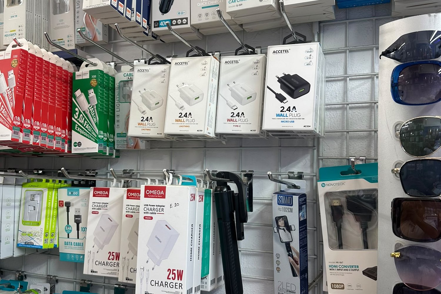 Fitas de pescoço e suportes para telemóvel no expositor da loja