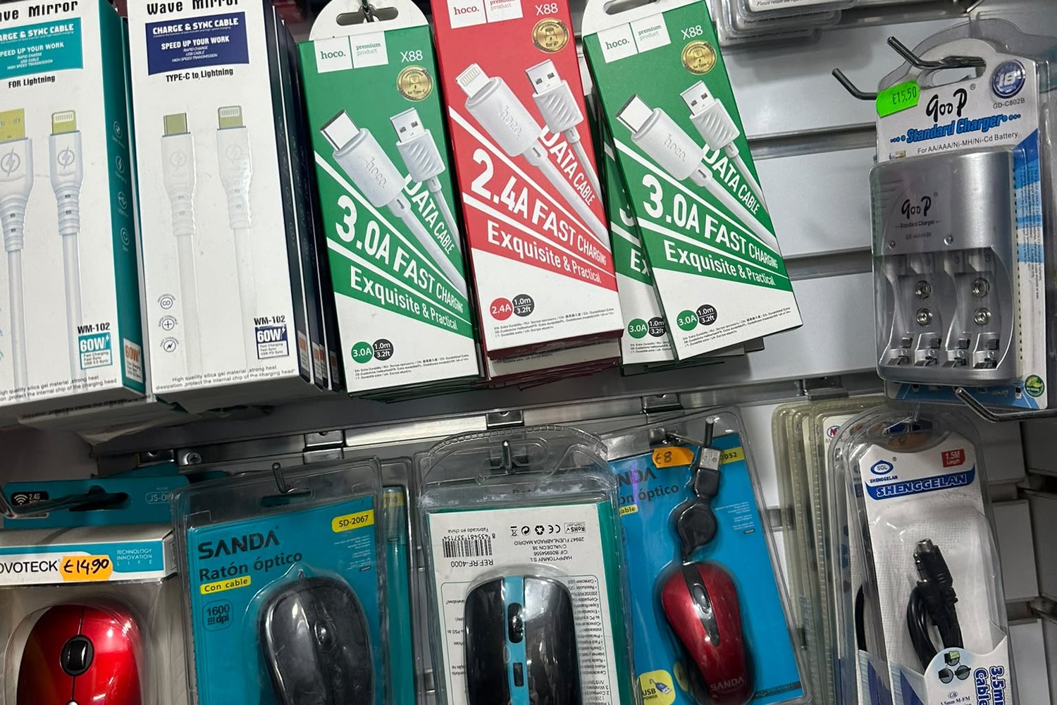 Cabos HDMI, adaptadores e pequenos acessórios eletrónicos na loja
