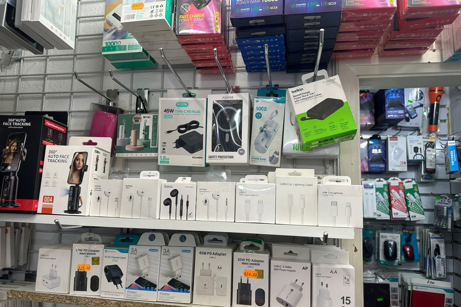 Powerbanks e carregadores rápidos nas prateleiras da loja