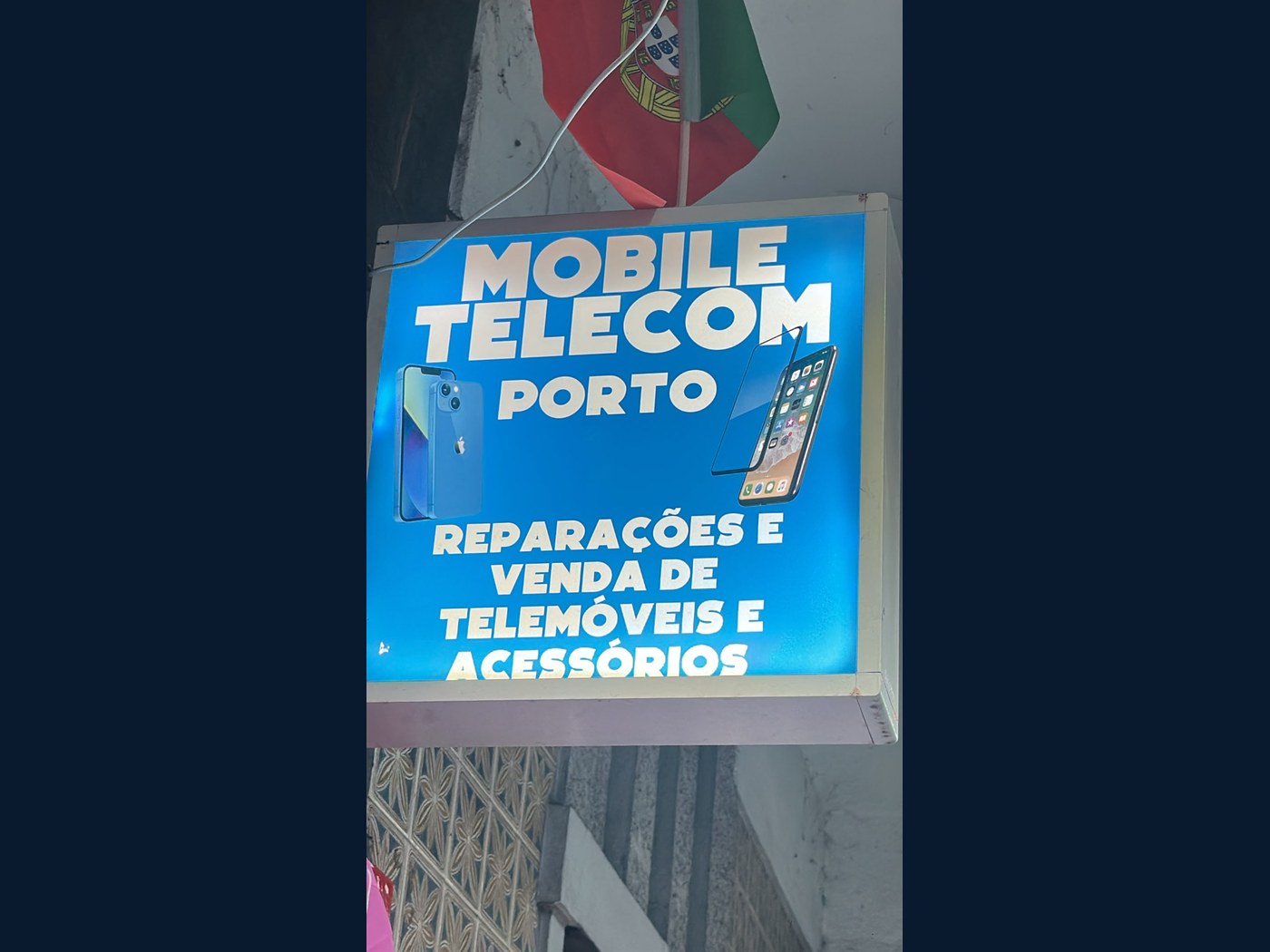 Placa luminosa da Mobile Telecom Porto — reparações e venda de telemóveis e acessórios