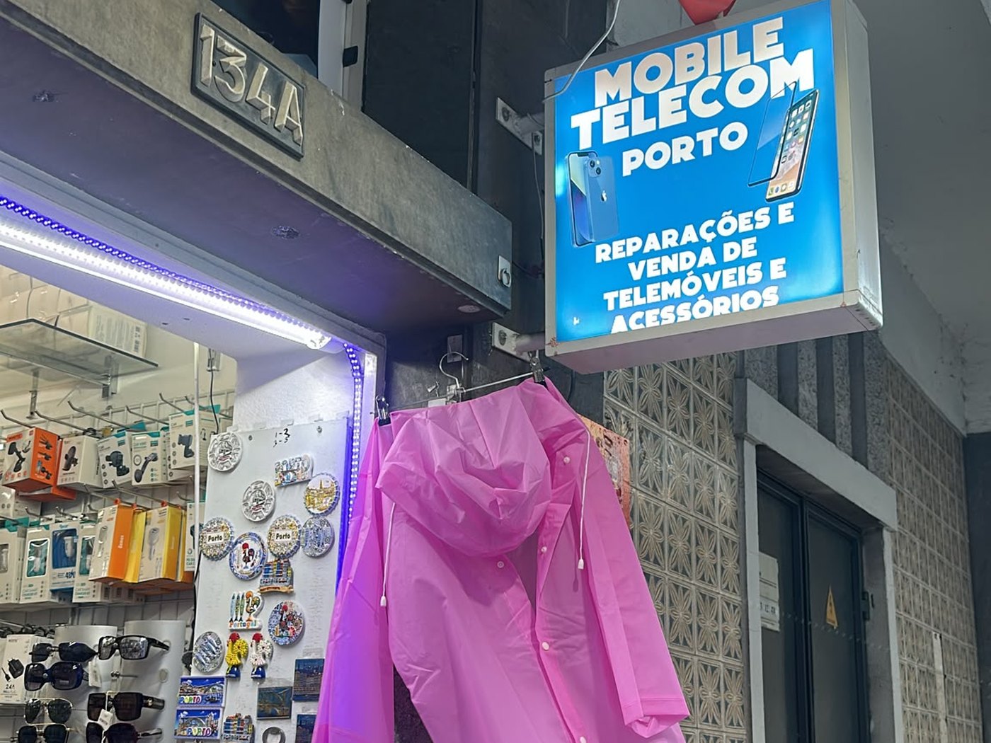 Montra e entrada da Mobile Telecom Porto na Rua da Alegria 134A