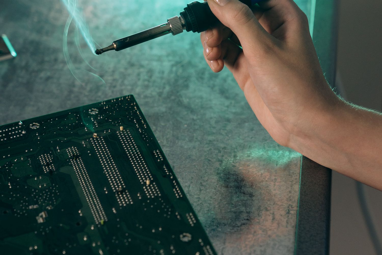 Trabalho de soldadura numa placa mãe de telemóvel com ferro de soldar