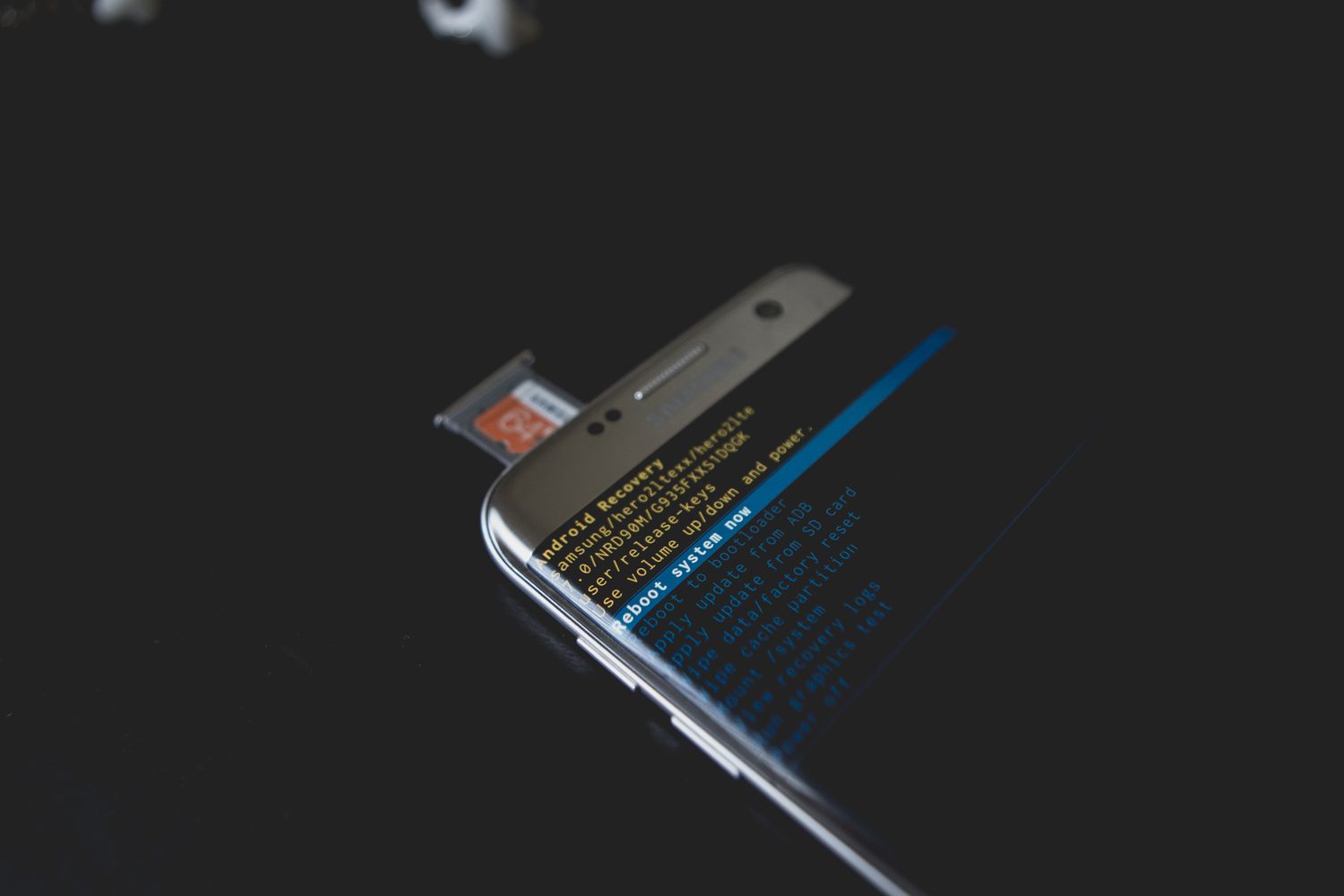 Telemóvel Android a mostrar o menu de recuperação do sistema com um cartão de memória inserido